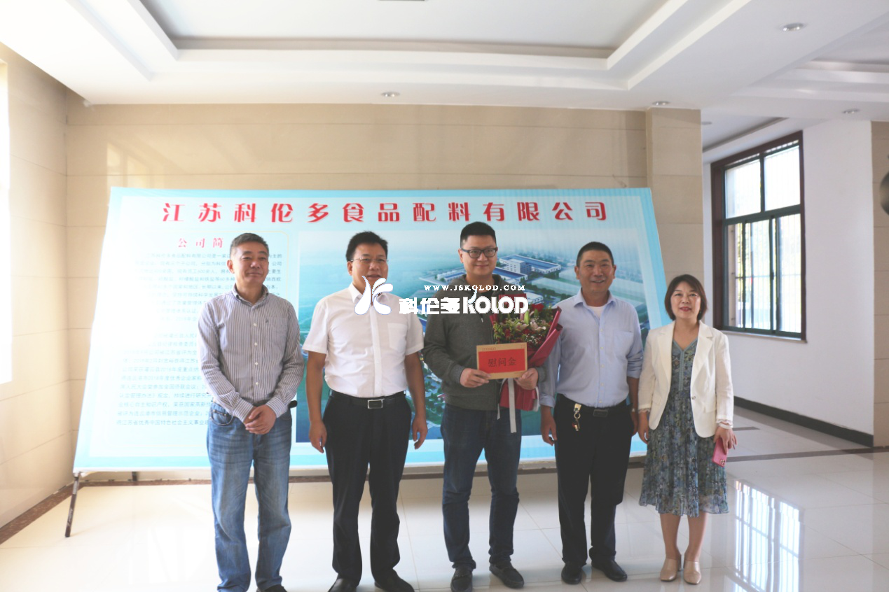 灌云縣委常委、組織部部長(cháng)、統戰部部長(cháng)何崢嶸節前慰問(wèn)科倫多公司引進(jìn)高端人才